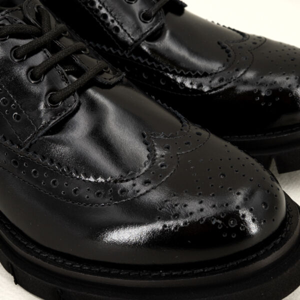 Les Tulipes scarpa pelle con fibbie, , lavorazione a coda di rondine, suola ultra light. Scarpa donna made in Italy certificata. Stefano Ascari Spilamberto (Mo). Scarpa donna in camoscio grigio topo fotografata dettagli lavorazione punta.su sfondo neutro