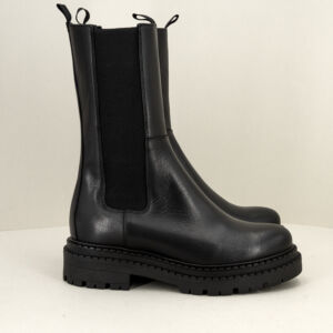 Les Tulipes tronchetto pelle nera tacco basso, in vera pelle color nero, carrarmato, da infilare. Stefano Ascari Spilamberto (Mo). Stivale donna nero fotografato di lato