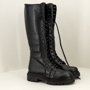 Les Tulipes anfibio alto nero , lacci e zip suola con carrarmato e tacco basso. Vera pelle made in italy. Stefano Ascari Spilamberto (Mo) Anfibio donna su sfondo neutro fotografato di lato