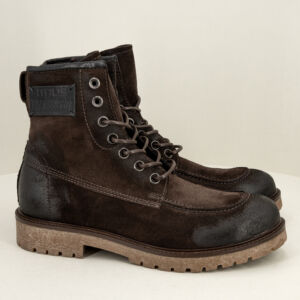 Boot uomo scamosciato marrone con lacci e zip, suola leggera. Stefano Ascari Spilamberto (Mo). Stivaletto uomo marrone fotografato di lato sfondo neutro