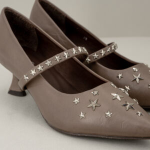 Decolleté pelle champagne con cinturino e stelle, in vera pelle molto comoda ed elegante. Fatta in Italia. Stefano Ascari Spilamberto (Mo). Scarpa donna fotografata di lato sfondo neutro
