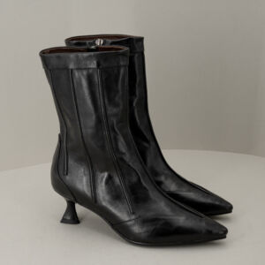 Stivaletto pelle nera tacco basso, made in Italy è comodo e chic dallo stile vintage. Fotografato di lato, Stefano Ascari Spilamberto (Mo)