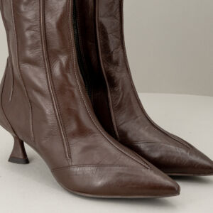 Stivaletto pelle marrone tacco basso, made in Italy è comodo e chic dallo stile vintage. Fotografato dettaglio della punta, Stefano Ascari Spilamberto (Mo)