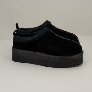 Sabot nero con pelo e platform, pelle scamosciata e suola leggera in eva. Stefano Ascari Spilamberto (Mo). Sabot donna in pelo fotografato su sfondo neutro di lato