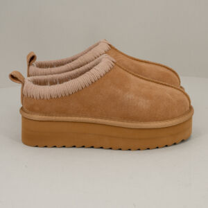 Sabot marrone chiaro con pelo e platform, pelle scamosciata e suola leggera in eva. Stefano Ascari Spilamberto (Mo). Sabot donna in pelo fotografato su sfondo neutro di lato