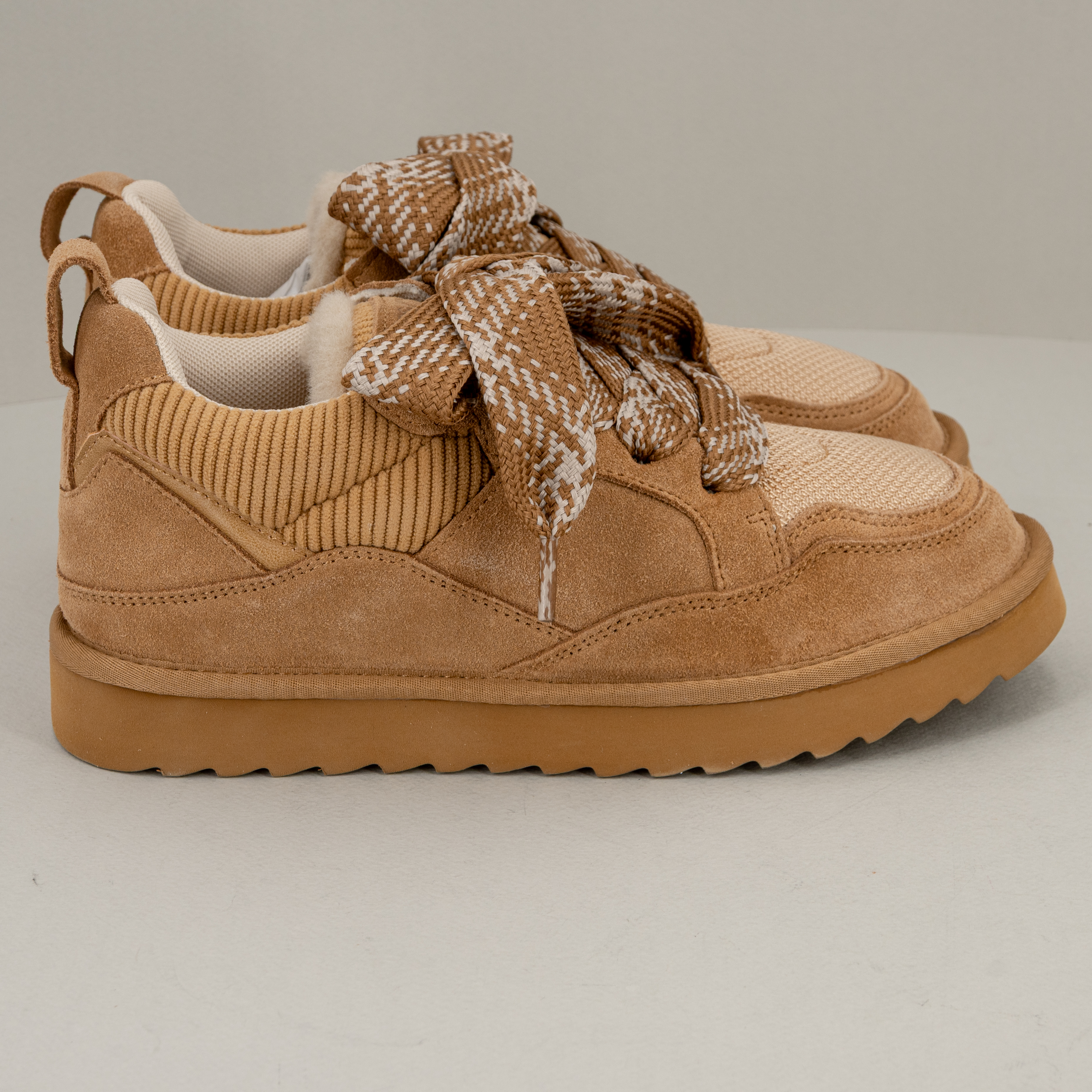 Sneaker pelle scamosciata tan, maxi lacci suola leggera dentellata. Sneaker donna comoda e calda. Stefano Ascari Spilamberto (Mo).