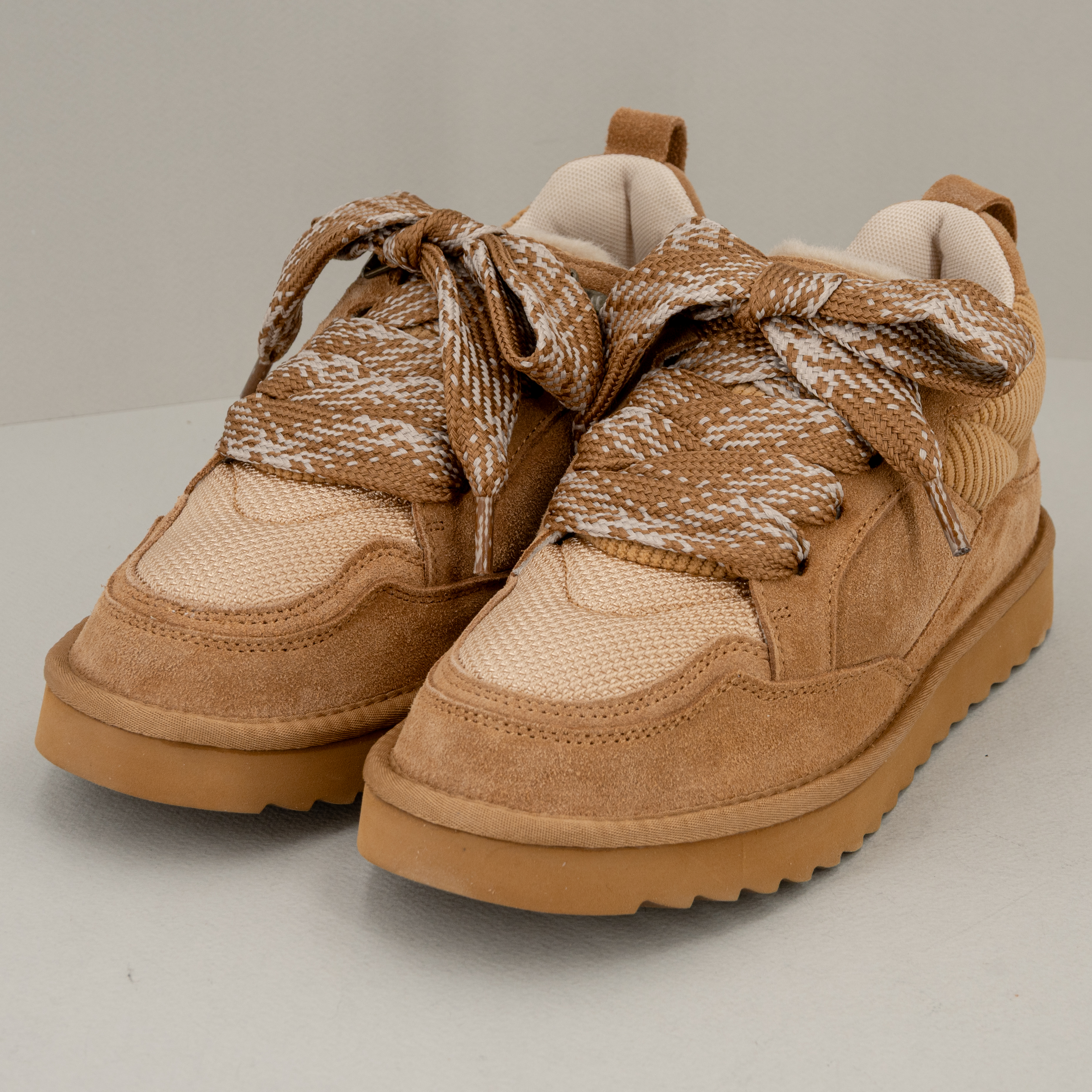 Sneaker pelle scamosciata tan, maxi lacci suola leggera dentellata. Sneaker donna comoda e calda. Stefano Ascari Spilamberto (Mo).