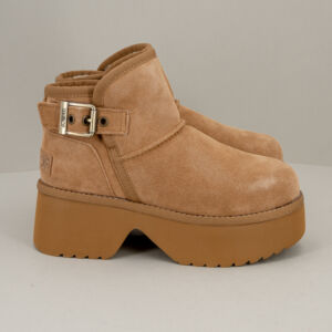 Stivale pelle scamosciata suola plateau, pelo all'interno e fibbia laterale. Stivale donna invernale caldo, comodo e fashion. Stefano Ascari Spilamberto (Mo)