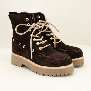 Stivaletto stringato stile anni '90 in camoscio marrone fotografato su sfondo neutro