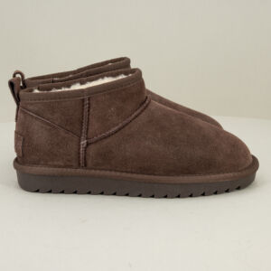 stivale donna con pelo suola bassa, tipo ugg fotografato su sfondo neutro.