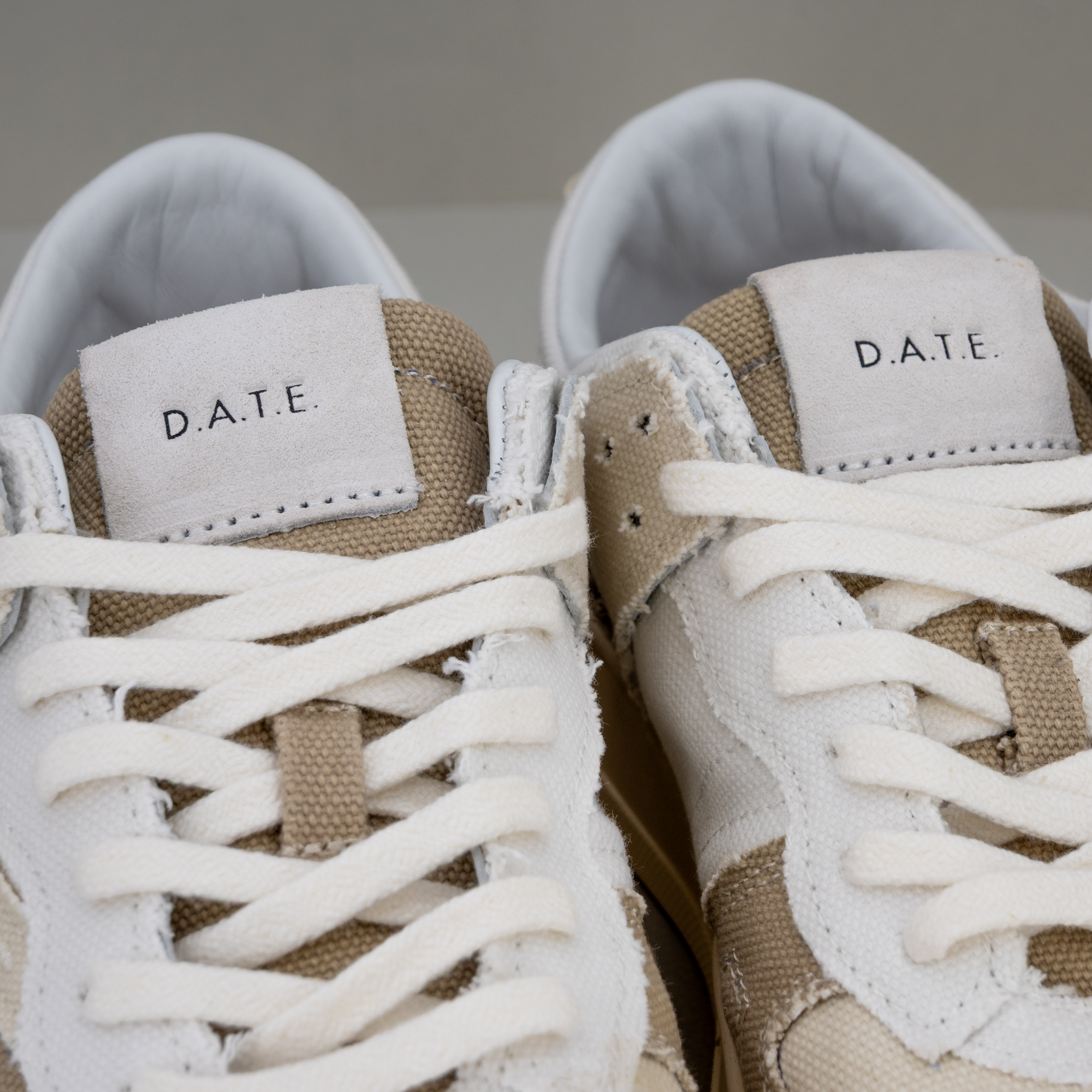 sneaker uomo in lino e suede dai colori neutri ed eleganti