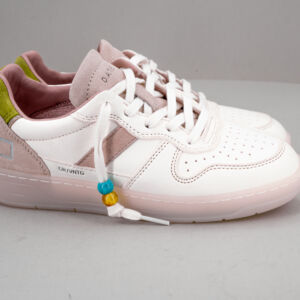 sneaker donna in pelle bianca e suede rosa, lacci con perline colorate.