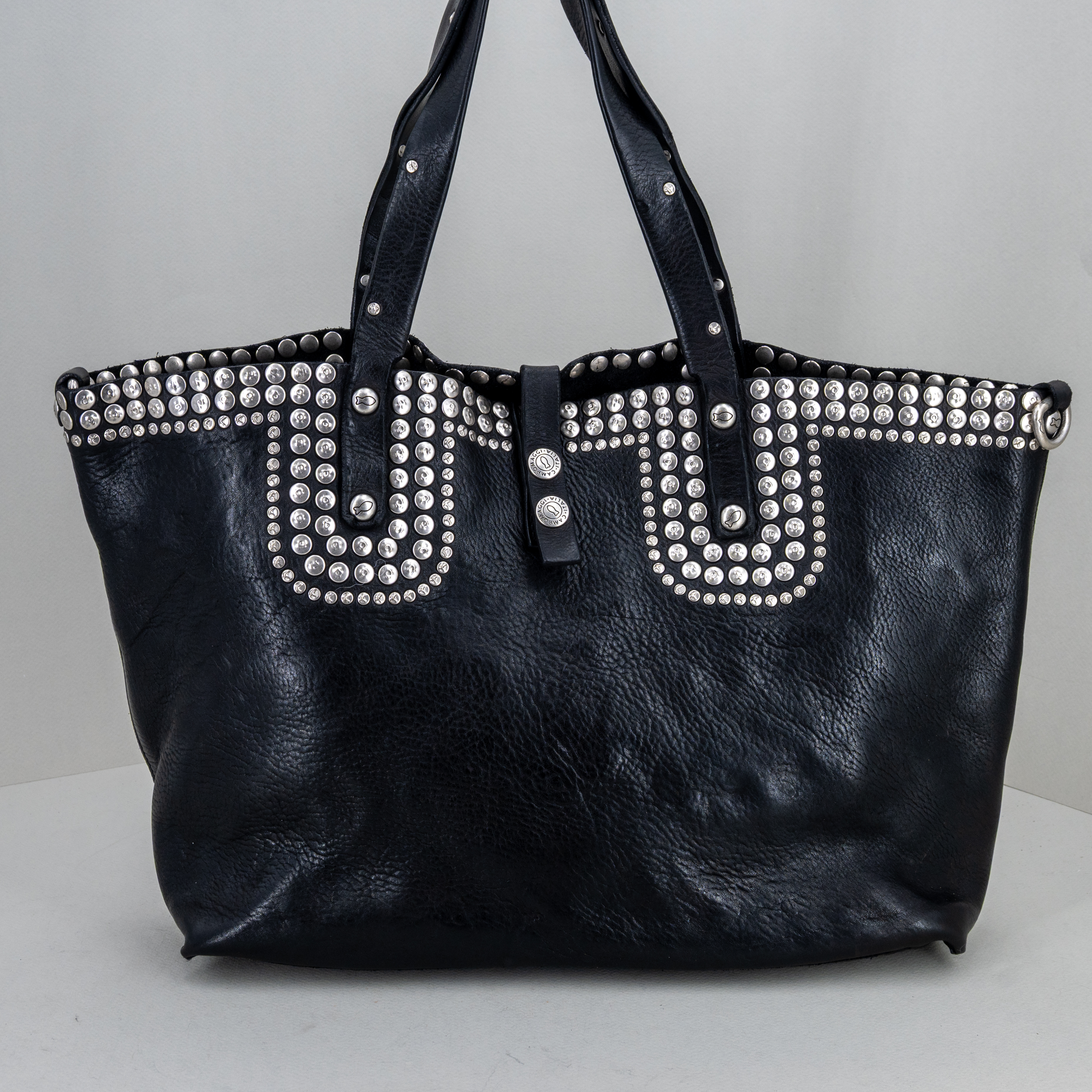 borsa donna shopping bag in pelle nera con rivetti. Fatta a mano in Italia.