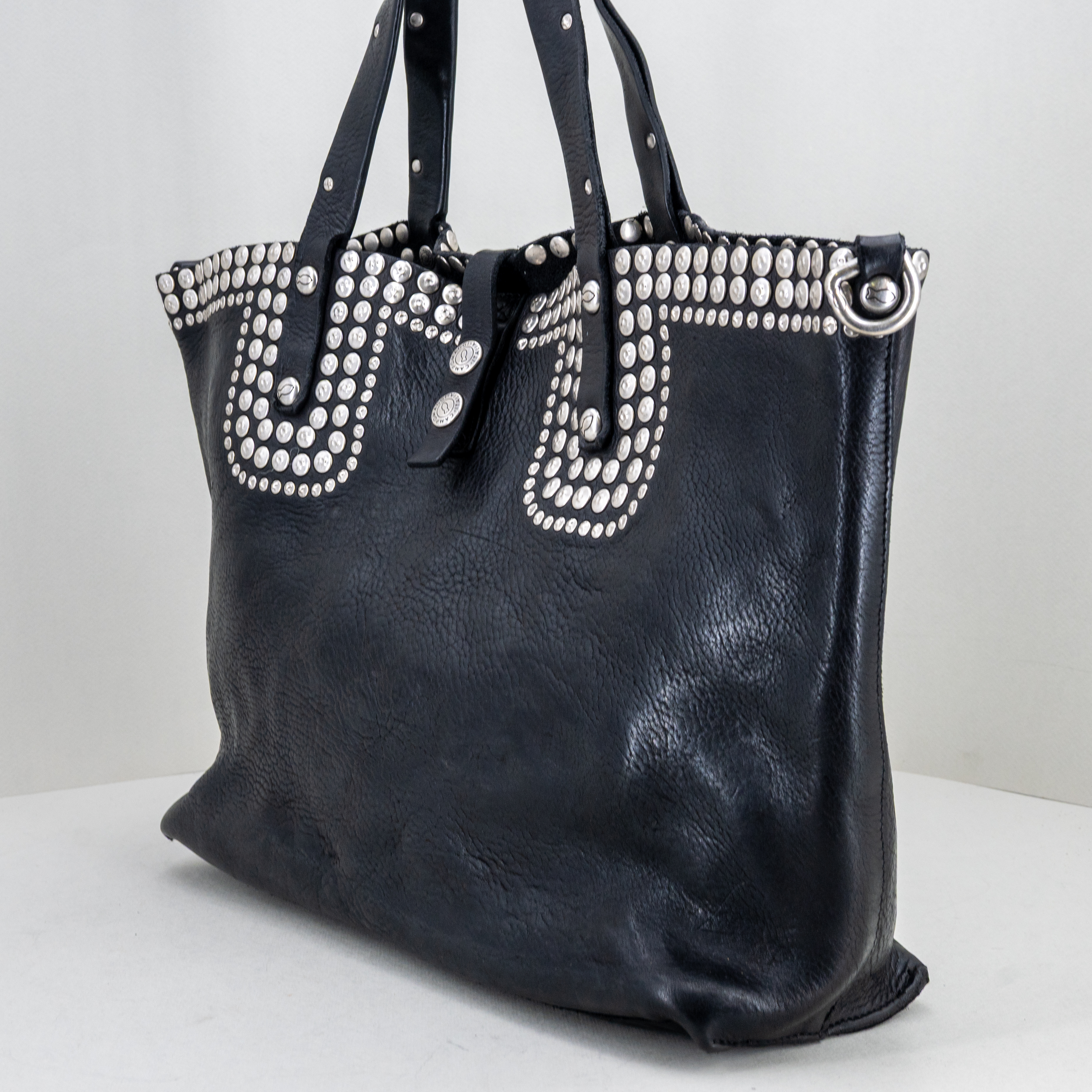 borsa donna shopping bag in pelle nera con rivetti. Fatta a mano in Italia.