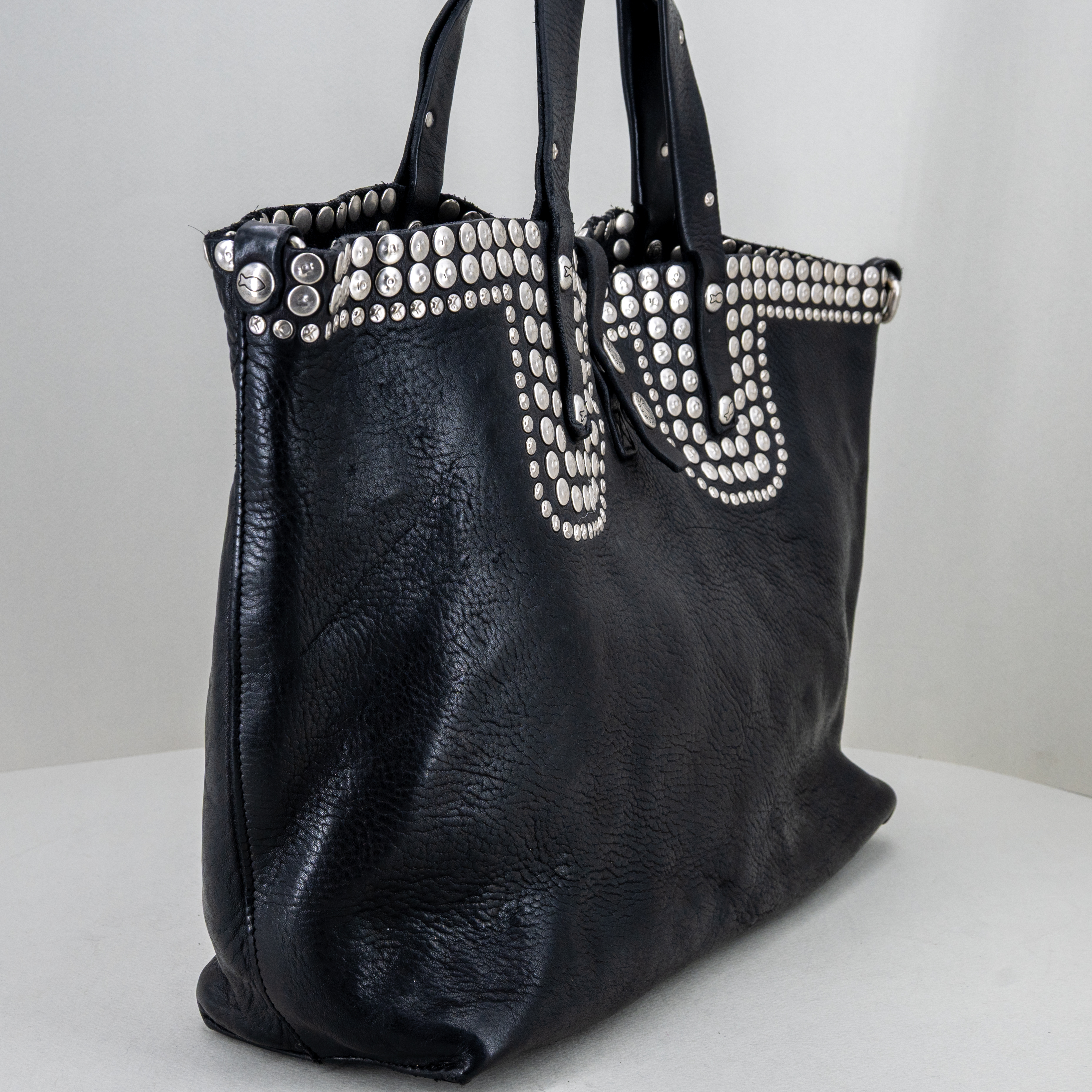 borsa donna shopping bag in pelle nera con rivetti. Fatta a mano in Italia.