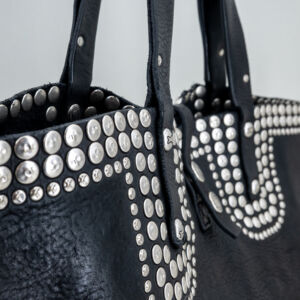 borsa donna shopping bag in pelle nera con rivetti. Fatta a mano in Italia.