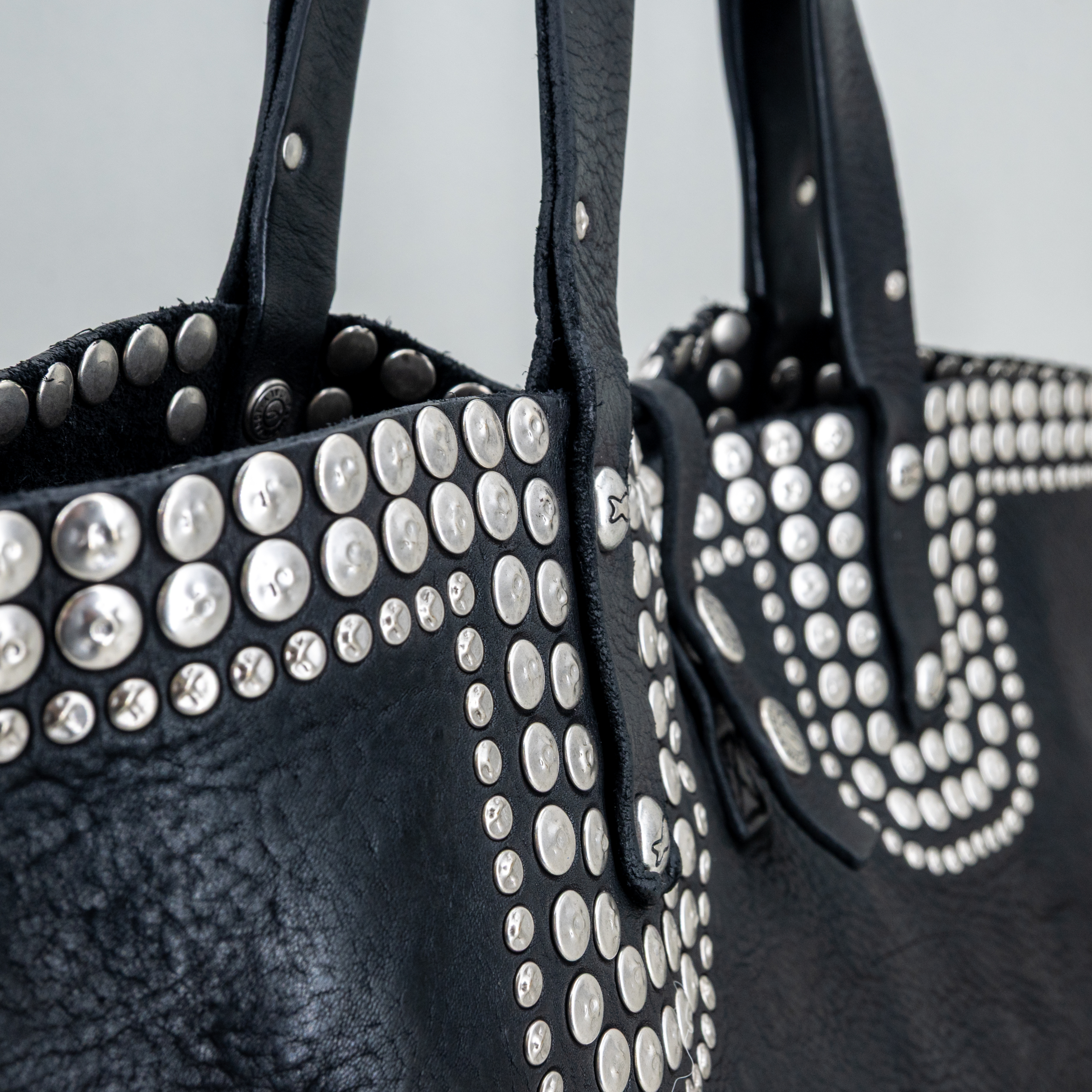 borsa donna shopping bag in pelle nera con rivetti. Fatta a mano in Italia.