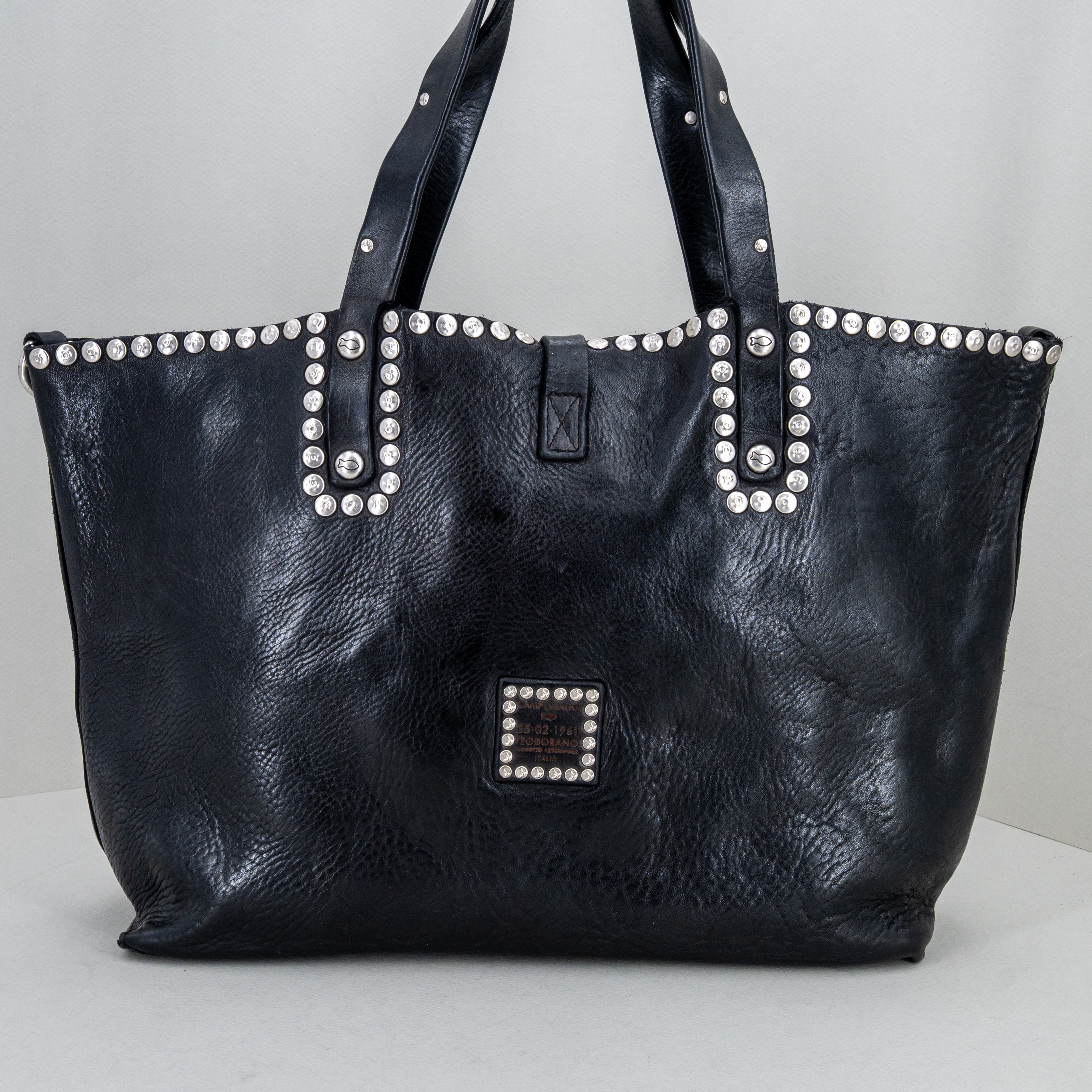 borsa donna shopping bag in pelle nera con rivetti. Fatta a mano in Italia.