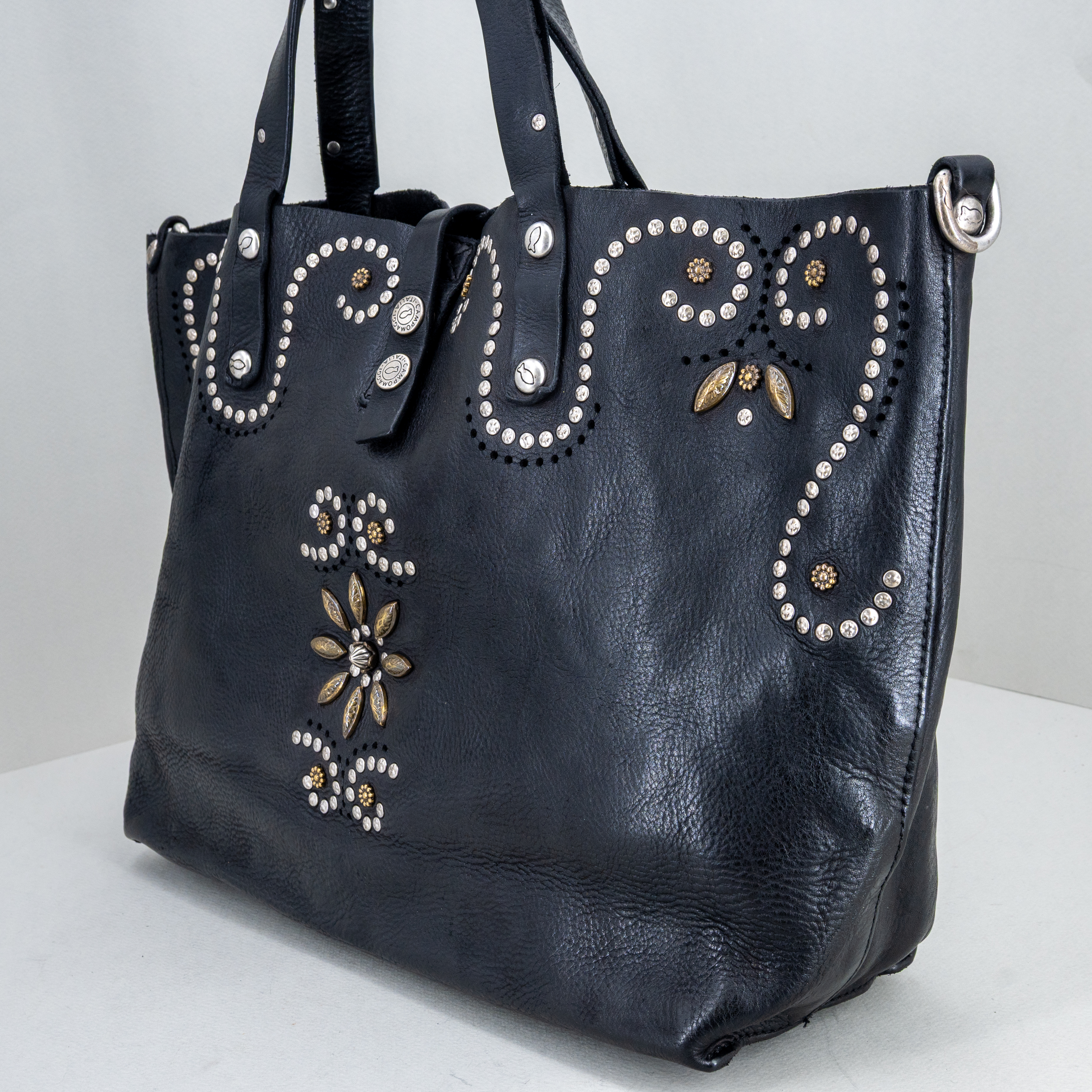 borsa donna in vera pelle colore nero, grande con manici e borchie applicate, disegni a fiore