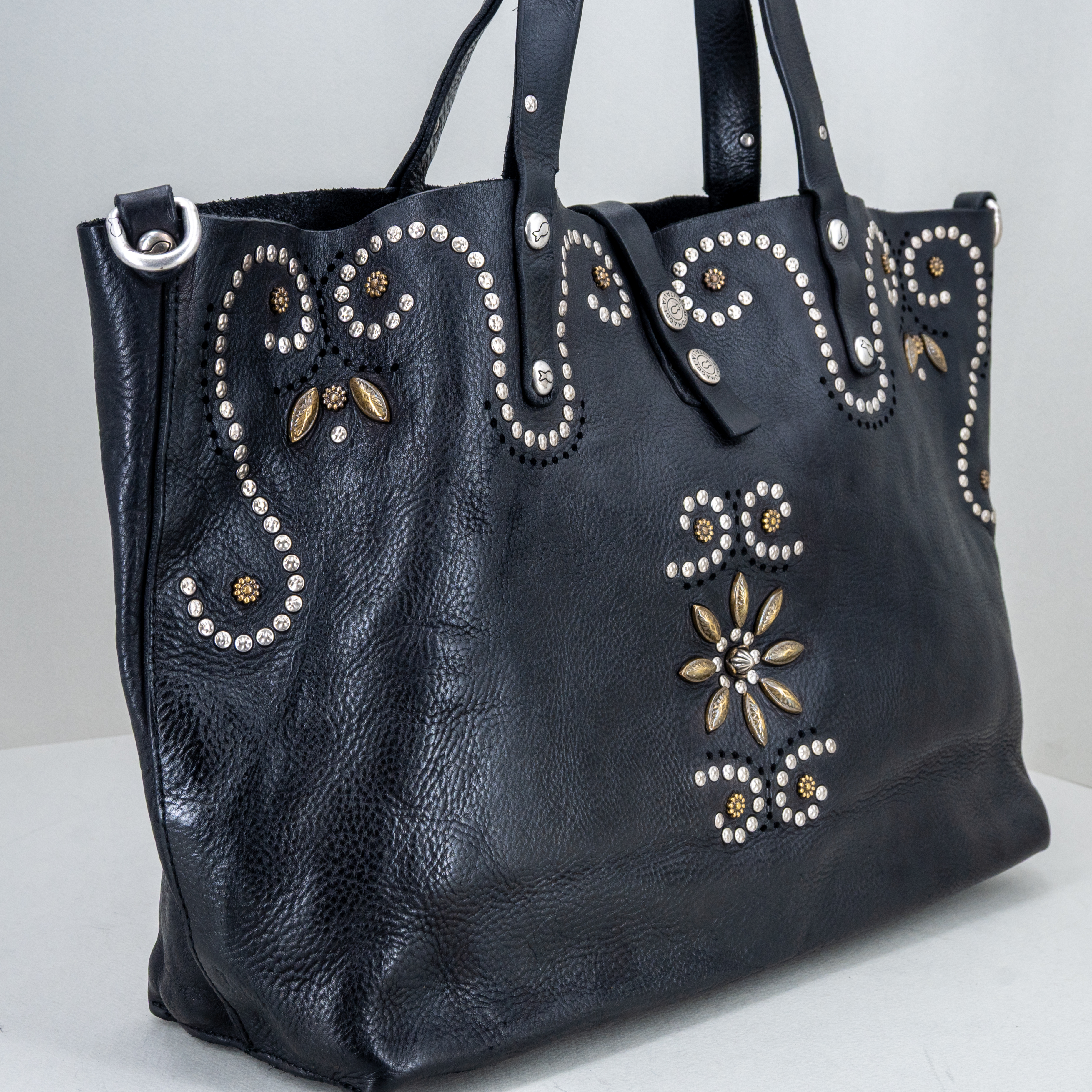borsa donna in vera pelle colore nero, grande con manici e borchie applicate, disegni a fiore