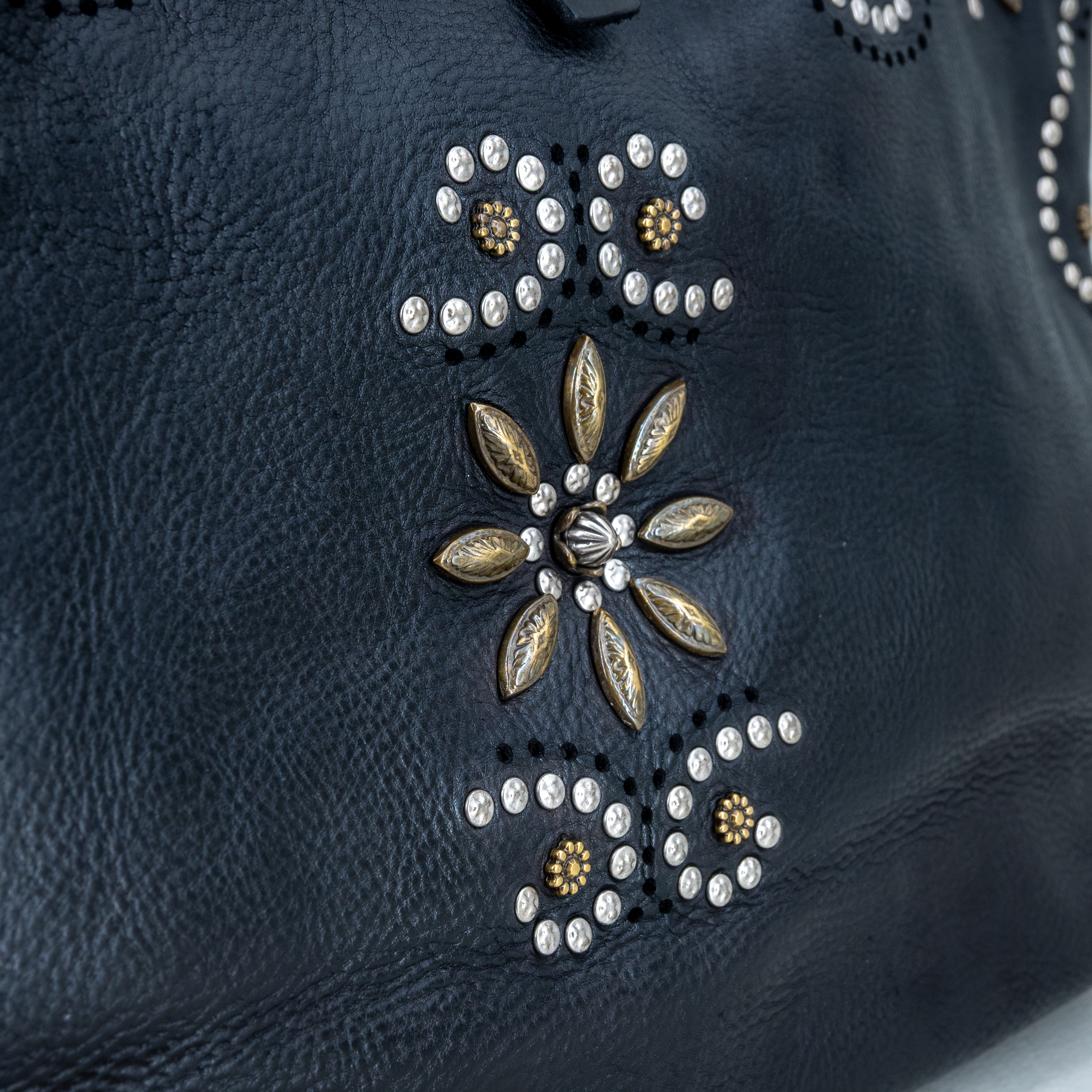 borsa donna in vera pelle colore nero, grande con manici e borchie applicate, disegni a fiore