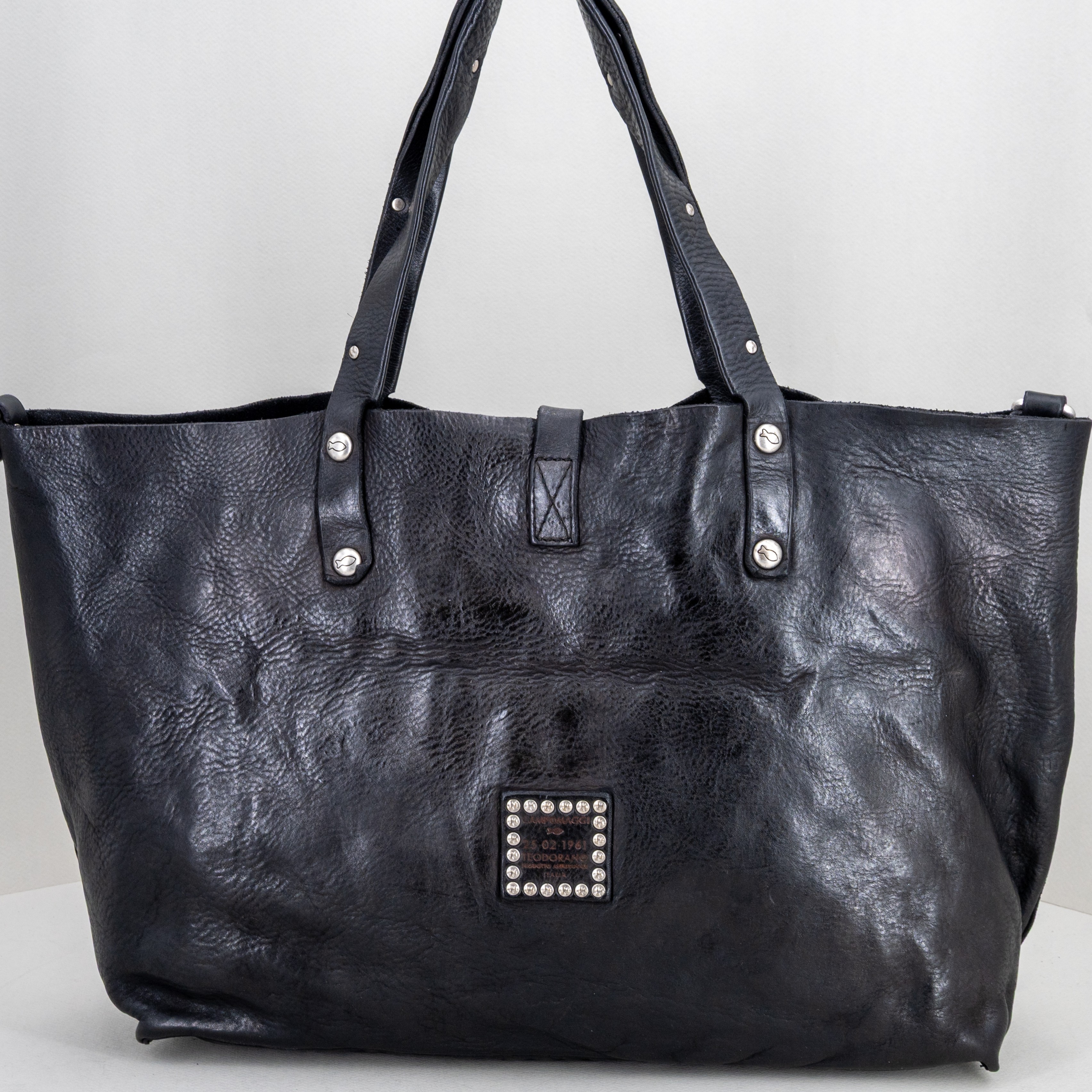 borsa donna in vera pelle colore nero, grande con manici e borchie applicate, disegni a fiore