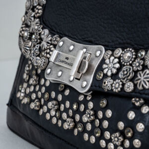 borsa donna in vera pelle con tracolla, colore nero con borchie. Borsa elegante.