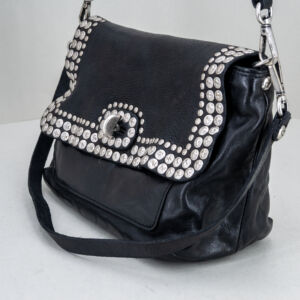 borsa da donna piccola in pelle nera con borchie argento. Fatta a mano in Italia.