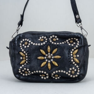 borsa donna piccola in vera pelle colore nero con borchie. Tracolla e spallaccio.