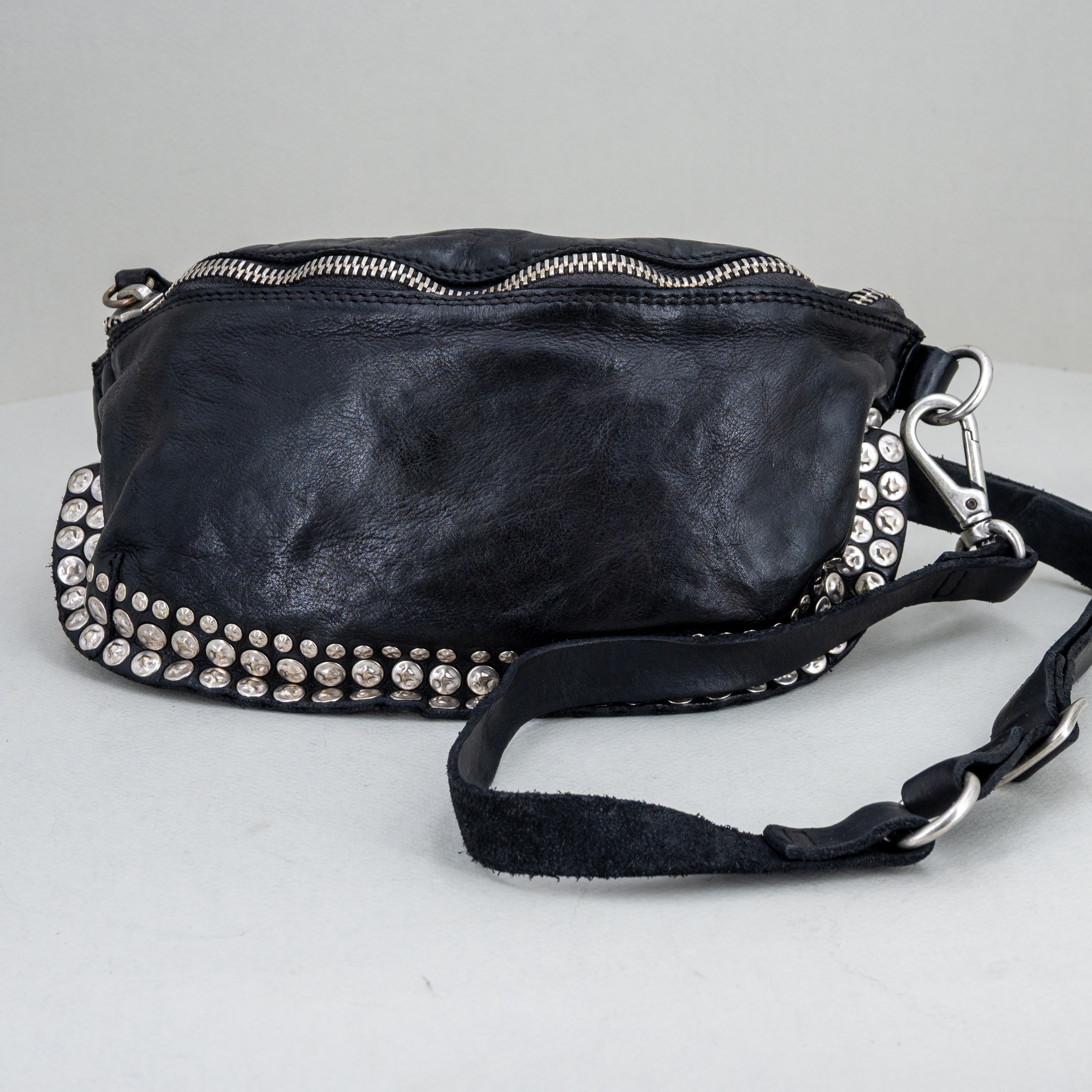 borsa marsupio donna pelle nera con rivetti.