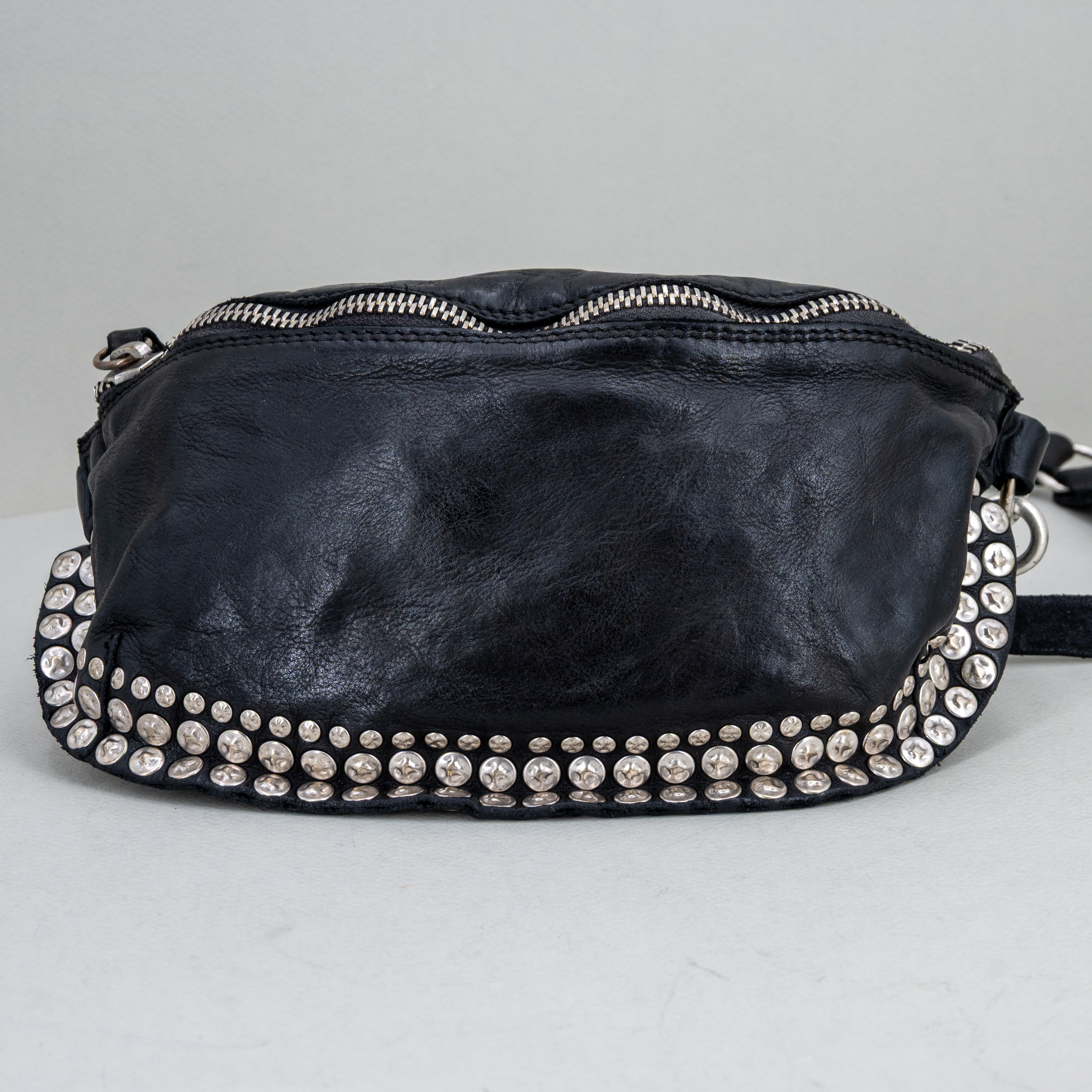 borsa marsupio donna pelle nera con rivetti.