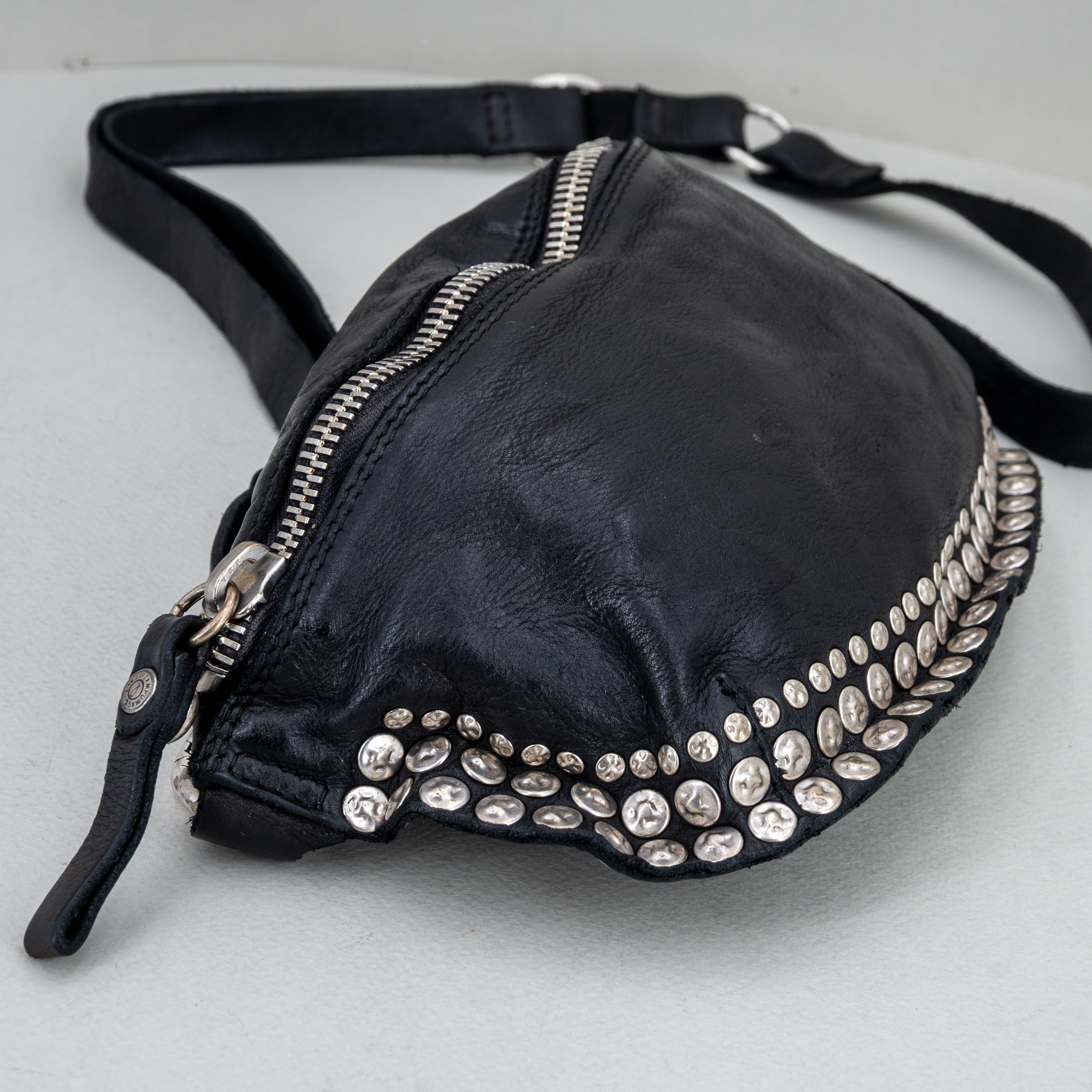 borsa marsupio donna pelle nera con rivetti.