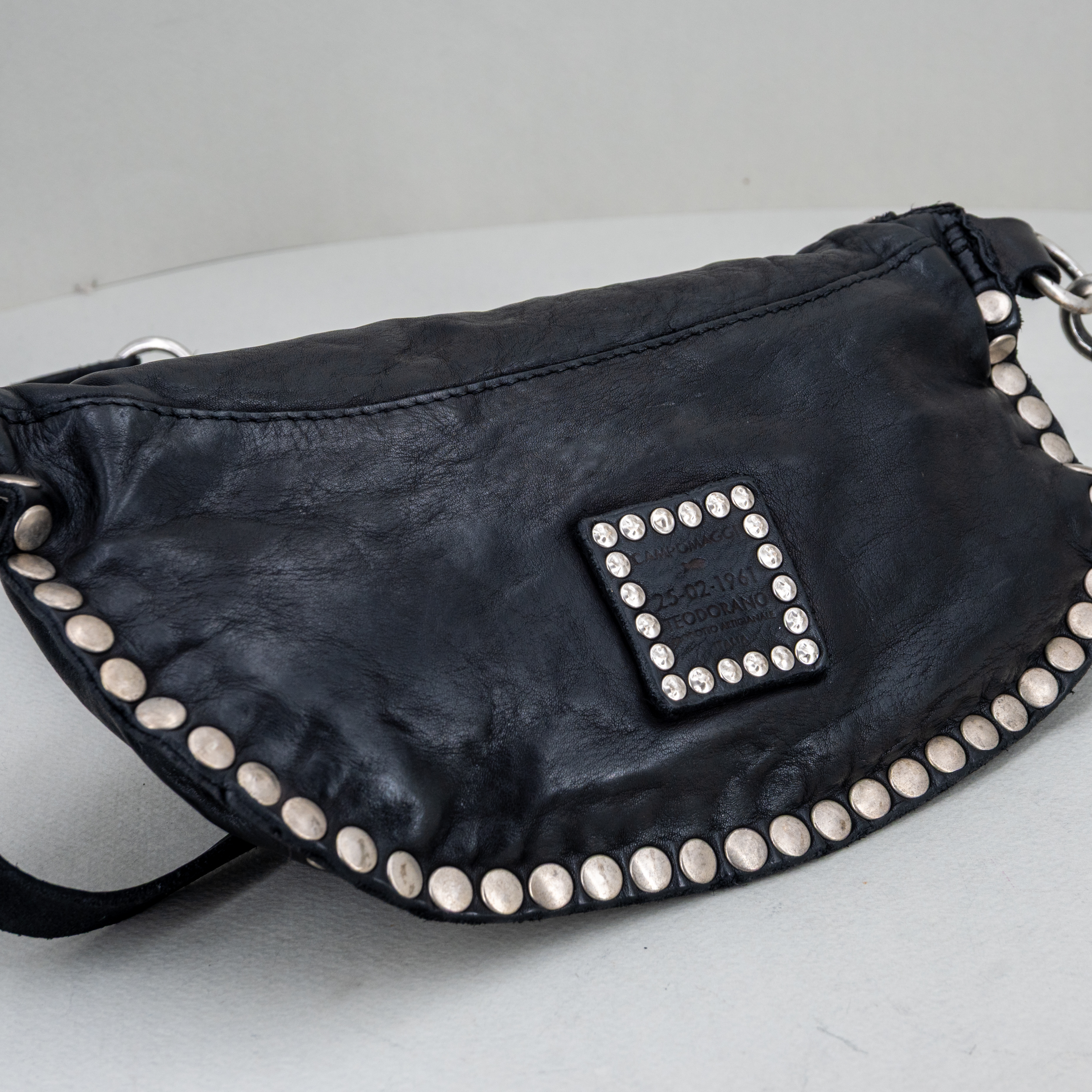 borsa marsupio donna pelle nera con rivetti.