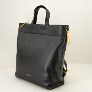 borsa zaino con manici e spallacci, in pelle colore nero.