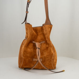 borsa a secchiello in pelle scamosciata colore marrone con tracolla.