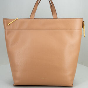 borsa zaino con manici e spallacci, in pelle colore marrone chiaro.