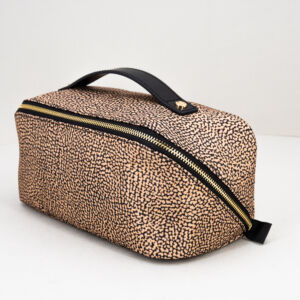 piccolo beauty case elegante da viaggio con maniglia. In nylon leggero colore marrone maculato.