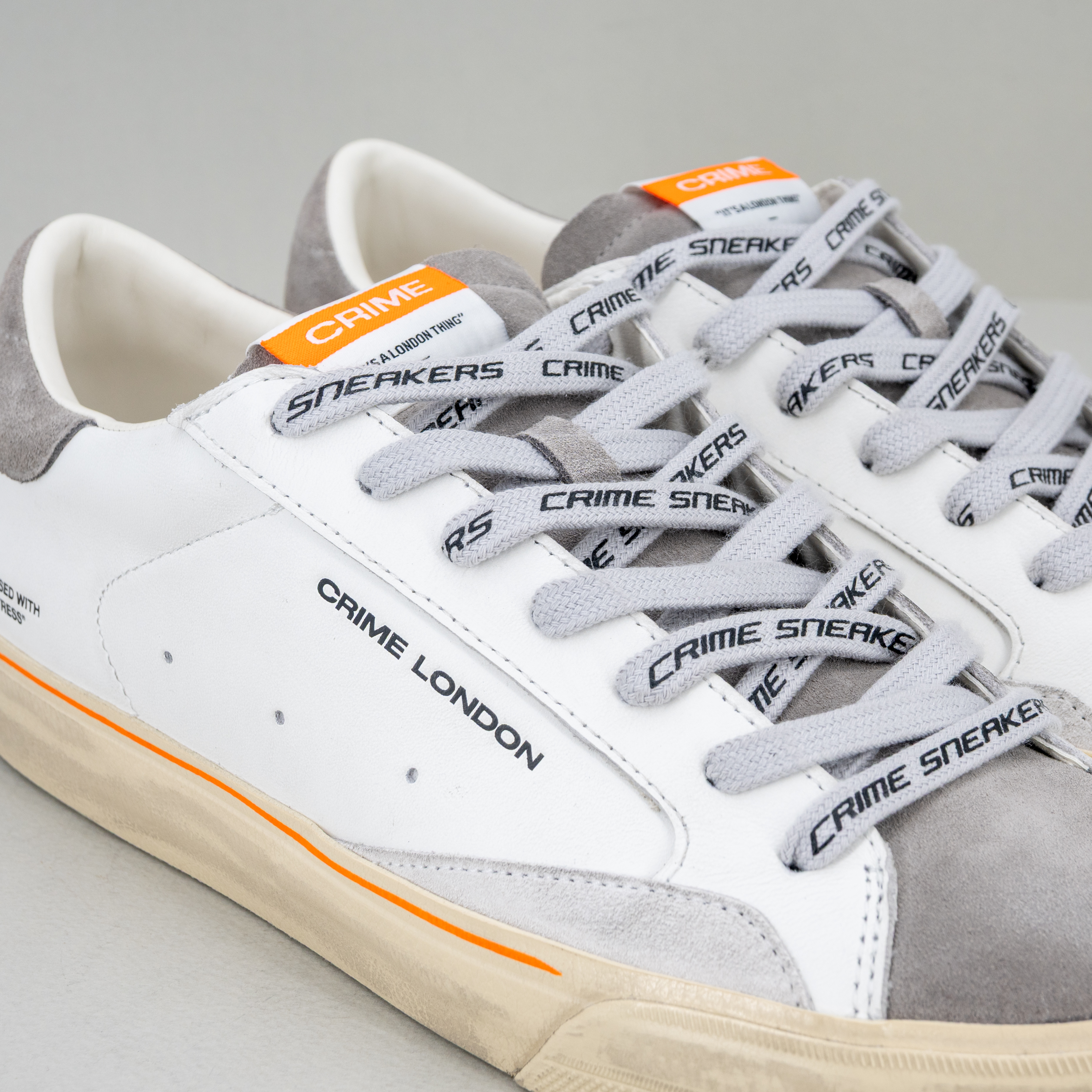 scarpa sportiva da uomo Crime London, in pelle bianca.