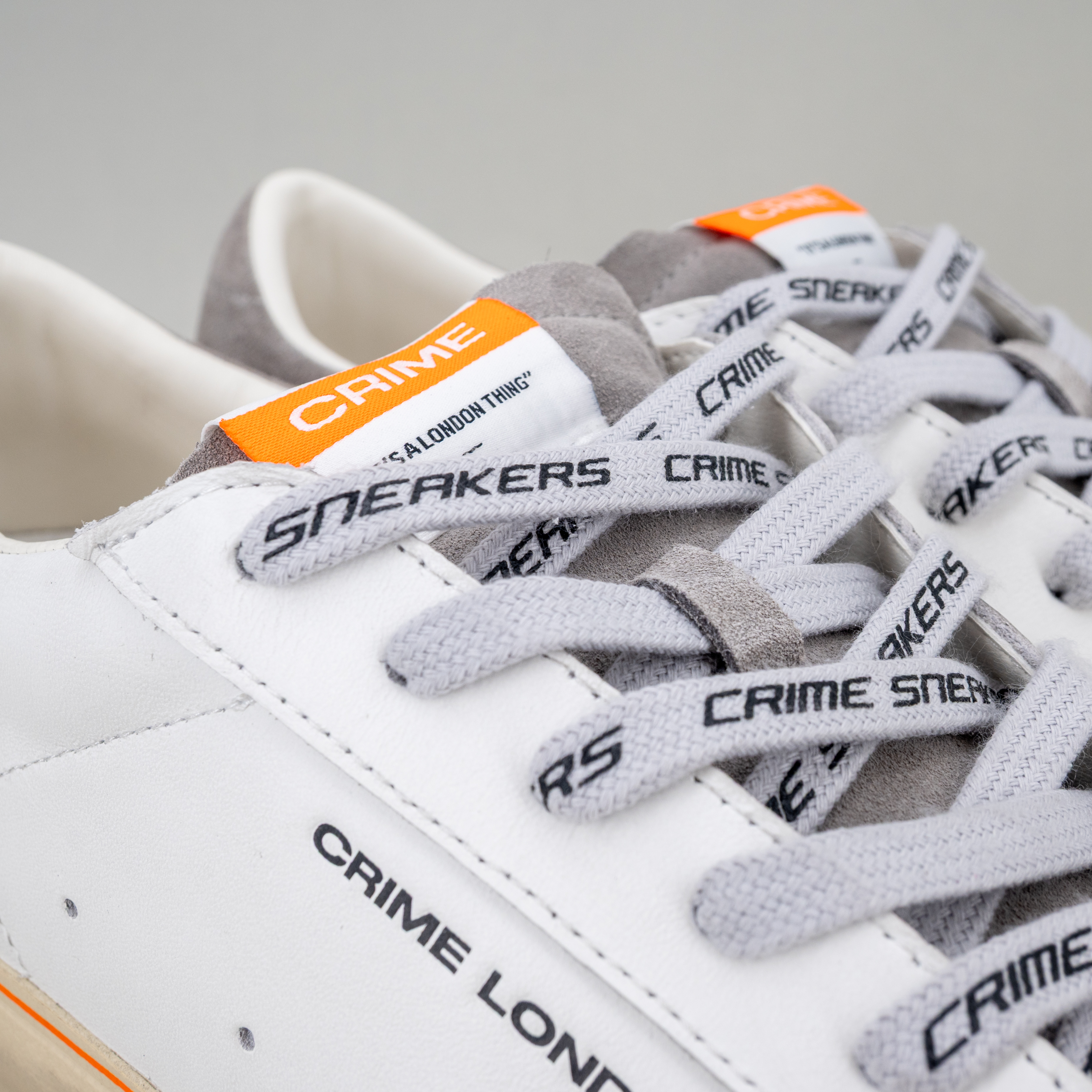 scarpa sportiva da uomo Crime London, in pelle bianca.