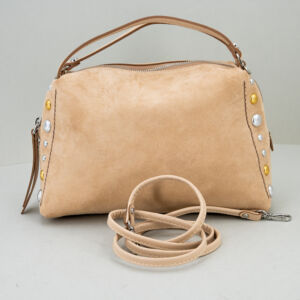 borsa donna a mano con tracolla in suede colore chiaro e borchie applicate