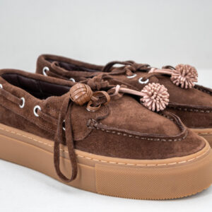 sneaker donna camoscio marrone su sfondo neutro