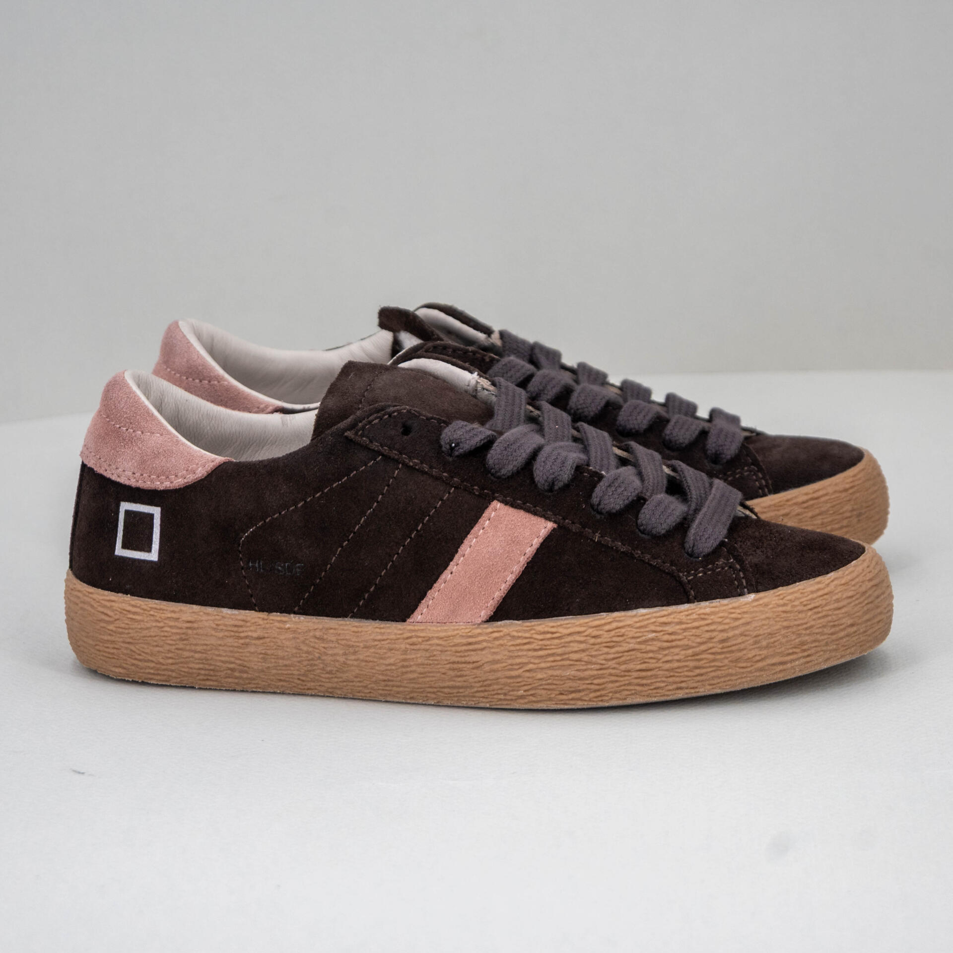 sneaker donna camoscio marrone su sfondo neutro