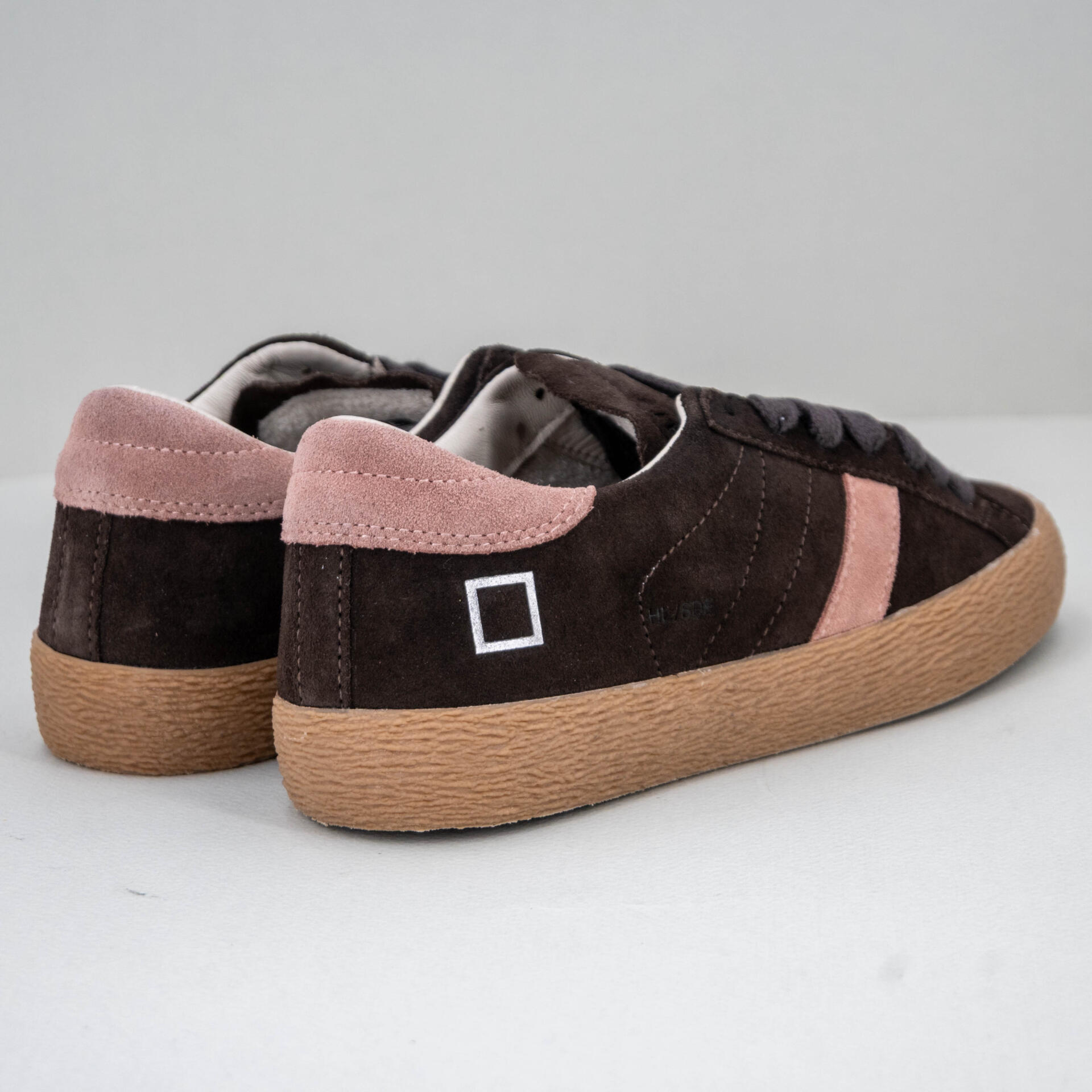 sneaker donna camoscio marrone su sfondo neutro