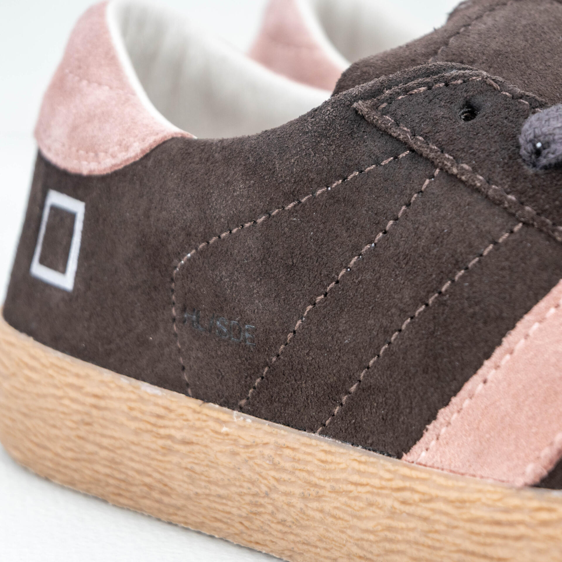 sneaker donna camoscio marrone su sfondo neutro