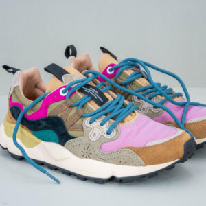 sneaker donna color rosa e tortora lacci azzurri.