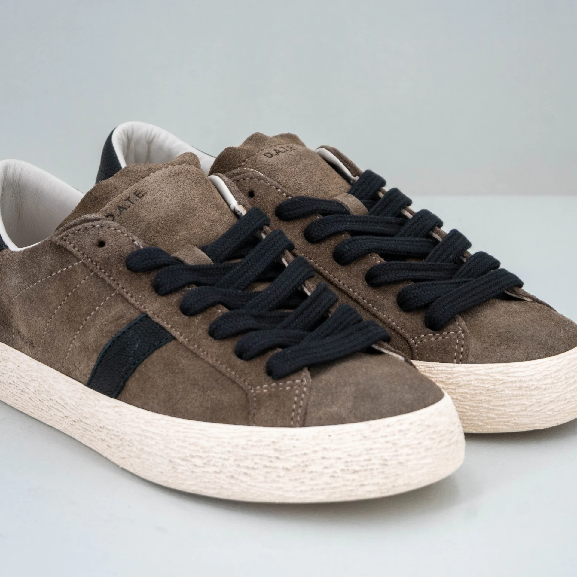 sneaker da uomo in camoscio marrone