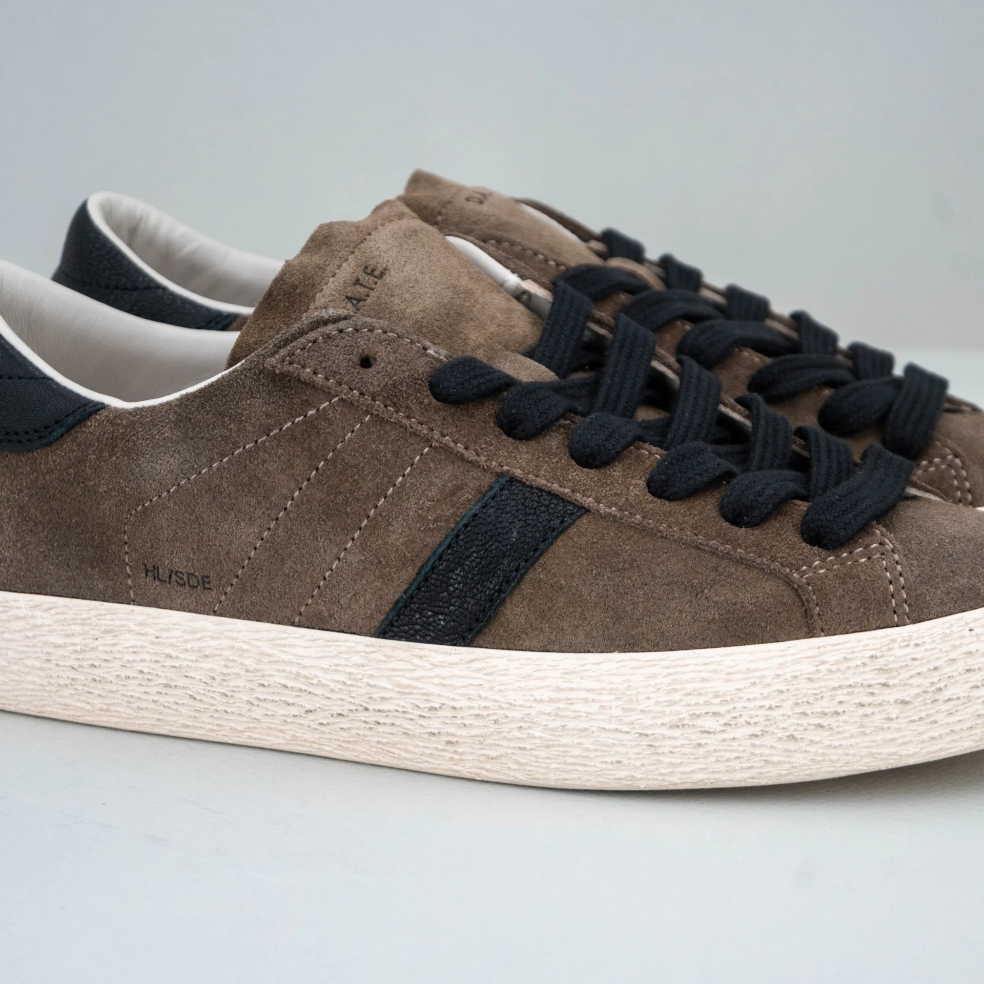 sneaker da uomo in camoscio marrone