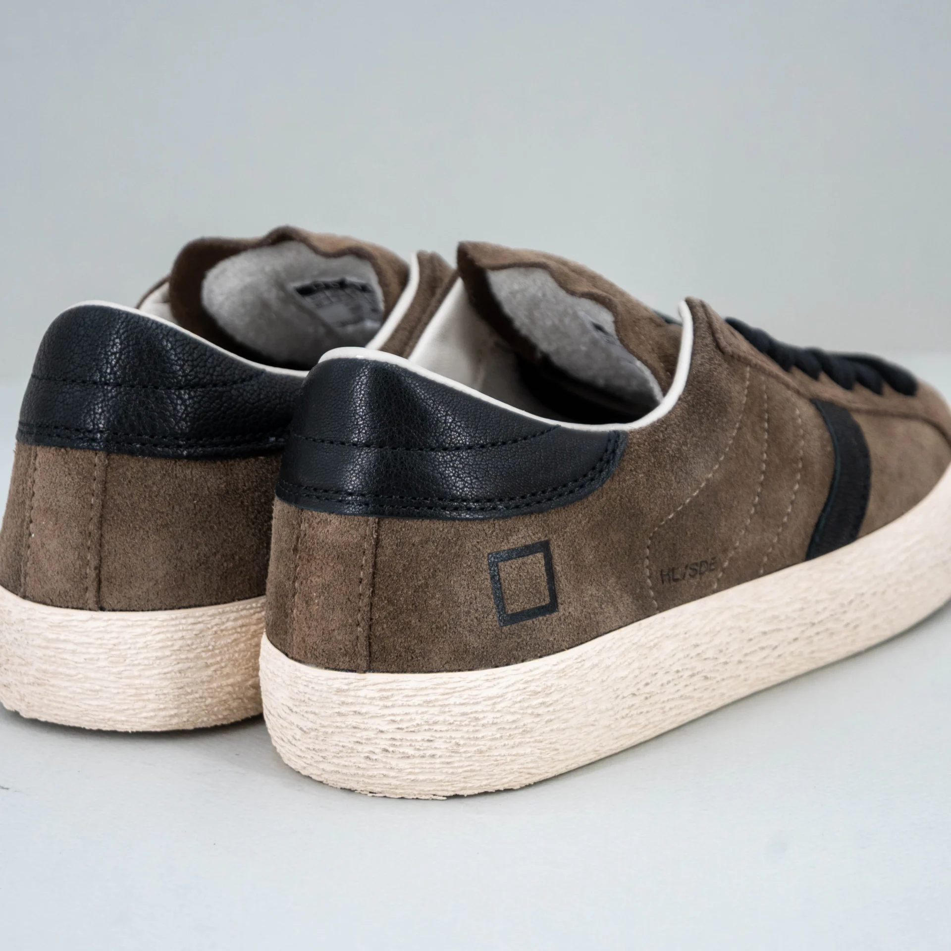 sneaker da uomo in camoscio marrone