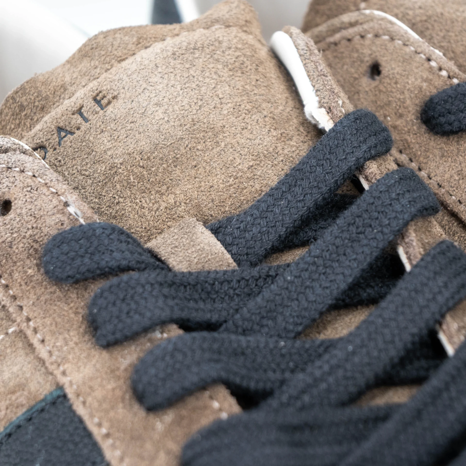 sneaker da uomo in camoscio marrone