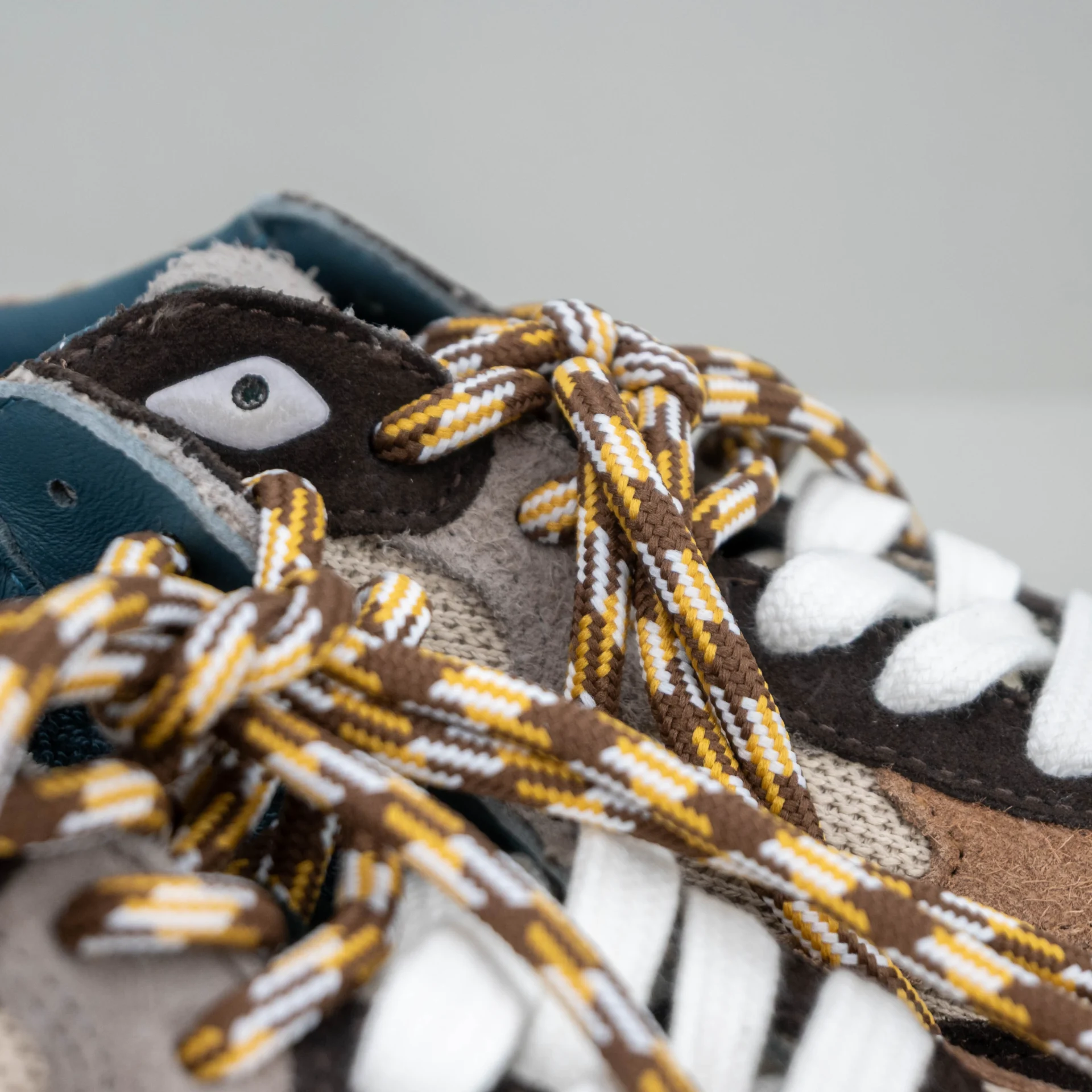 sneaker da uomo in tessuto tecnico marrone